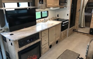 32ft Class C w/Outdoor Kitchen, all items included