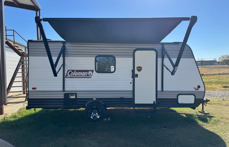 Easy step into the RV. Nice window to allow sunlight in the common areas through the kitchen. Big awning for shade during the hot summer days. Large storage compartment.