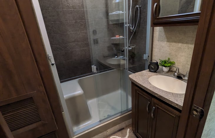 Large shower with seat
