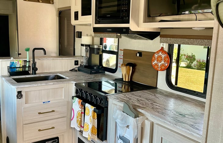 Kitchen has several essentials. Please review the pictures so you can see what’s available to you. If there’s anything in specific you need please reach out to us we can try to accommodate.