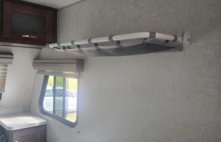 bed side storage area (R)