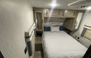 Glamping Haven: 2 Bdrms, Cozy Fire & Paws Welcome!