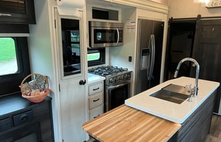 2022 Jayco Sleeps 8 Ready for your Next Adventure!
