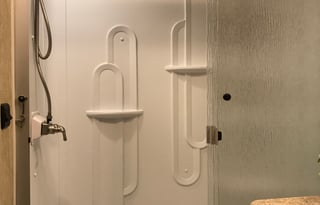 Glory Bound Adventure Coach *2 BATHROOMS*