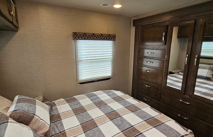 Queen size bed with Beddy's comforter. Very comfortable mattress.