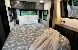 Travel Trailer / Toy Hauler / Sleeps 6 / Rear Deck