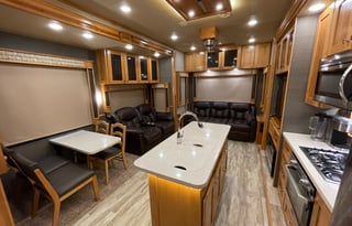 Luxury StationaryRV Retreat-Site included