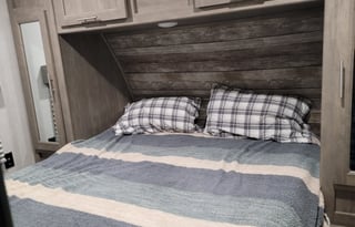 27 FT TOYHAULER WITH ELECTRIC FIREPLACE