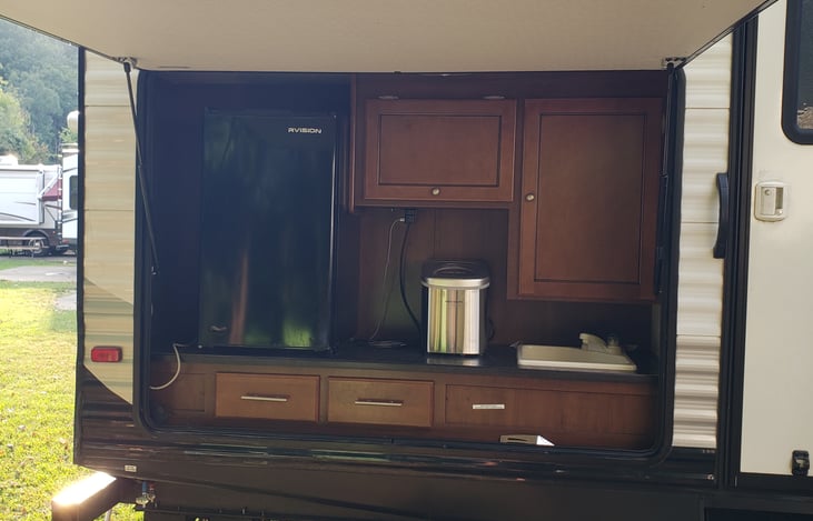 Outdoor kitchen, mini fridge, sink and ice maker