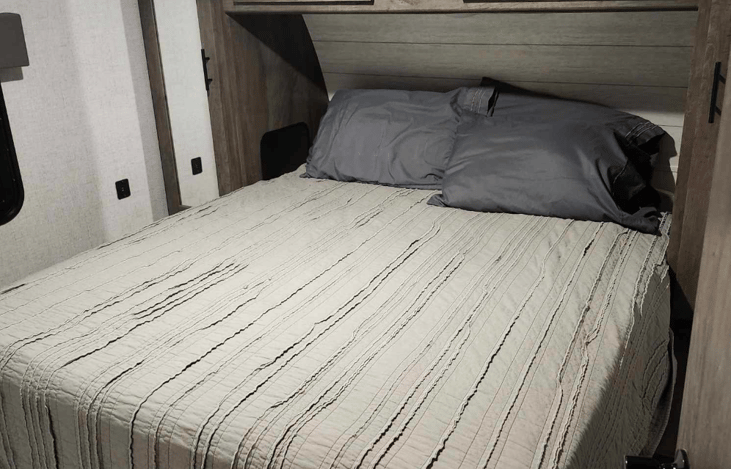 Queen bed that has room to walk on both sides.