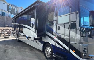 2019 Fleetwood RV Discovery 38W - Sleeps 8