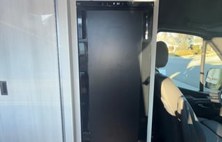 AWD -- 2025 Mercedes Benz Thor Sanctuary 19p