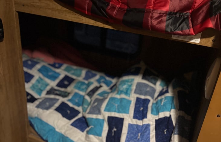 Cozy Bunkbeds – Perfect for kids or extra guests, the built-in bunkbeds offer a fun and comfortable sleeping space with easy access and a space-saving design.