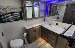 Freedom Wanderer: Your Luxury 5th Wheel Awaits!