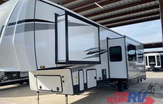 “BEAUTIFUL” 2 Bedroom 1.5 Bath, 2021 - 5th Wheel