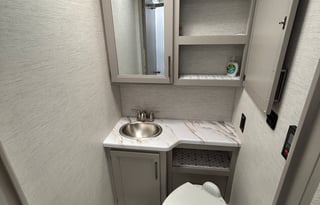 2025 Thor Chateau 30ft. RV -free private shuttle