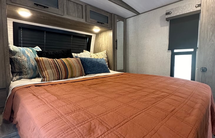 Main bedroom--queen bed with plush hybrid mattress