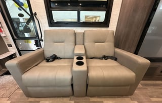 The Cowtown Coach! - AutoLevel, 2 A/Cs, Bunk Model