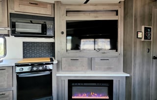 2022 FR3 34DS Class-A(Gas) Sleeps Up to 8 + Tent