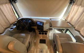 2021 Thor Hurricane 36' 1 1/2 baths