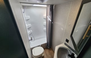 Rolling Retreats 2022 Cherokee Grey Wolf