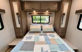 RV Queen's "Betty" 2025 Conquest Sleeps 6 *NEW*