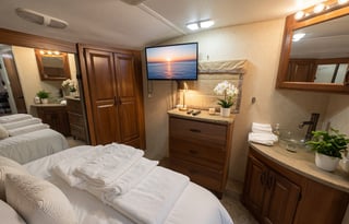 Turn-Key two bath sleeps 10 rear bunk room stoked