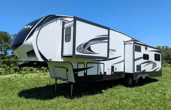 Spacious 2022 Grand Design Reflection 340RDS 5th wheel! Features a signature rear den with dual sofas, theater seating, fireplace, gourmet kitchen, king/queen bed, and 3 slides for ultimate luxury.