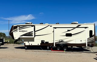 Clean and Comfortable 39’ Heartland Bighorn 3575EL
