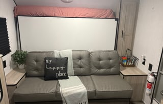 Camp w/Puma Thurman, a charming  Heartland Prowler