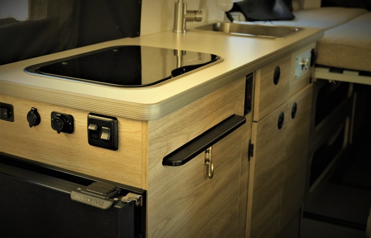 Fully equipped hot water kitchen with 2-burner range top w/glass cover