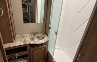 33 ft motorhome - sleeps 6