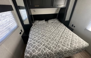 Turn Key 29' two queen bed, fenced patio