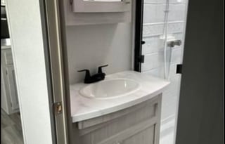 Four Paws Fifth Wheel