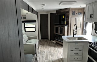 3-QUEEN BED 2023 SportTrek ST291VTQ