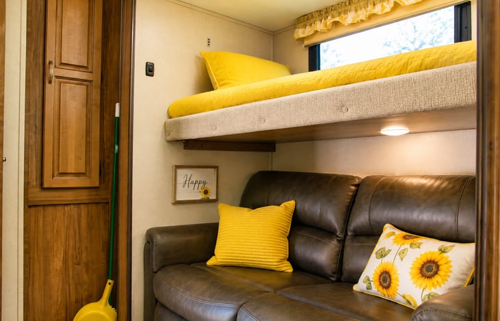 Bedroom 2 (2 Bunks / Fold-out Couch)