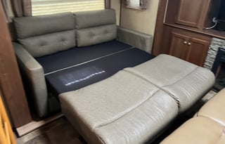 Luxury Keystone RV Sprinter 332DEN