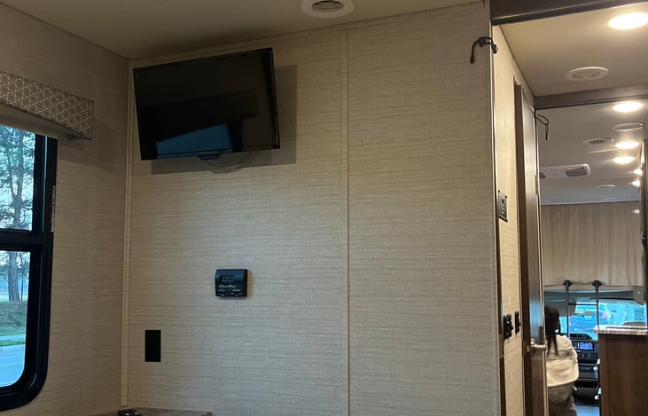 Rear Sleeping with 24" TV