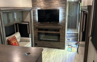 2022 Solitude 390RK  CAVA ROBLES SPECIAL