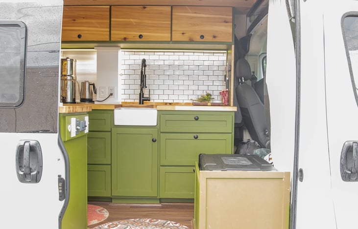 Fully equipped kitchen, sink, hot water