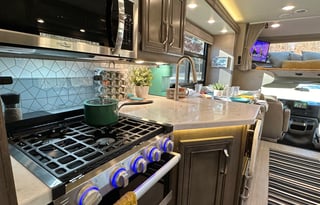 ‘Endeavor’ Loaded with Amenities + Sleeps 10!