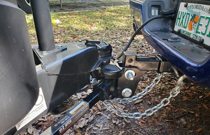 Hitch with sway bars included! Please make sure to use the emergency release cable. Check all blinkers and outside lights before you depart.