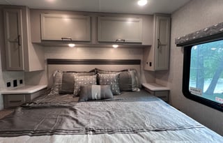 Large Luxury RV with Bunkbeds, Delivery Offered!