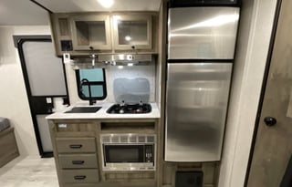 *Fully Stocked* 2022 Surveyor Legend 19BHLE