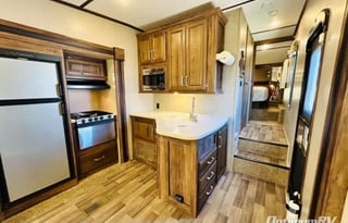 Dino's Keystone Cougar 28 ft. 5th Wheel