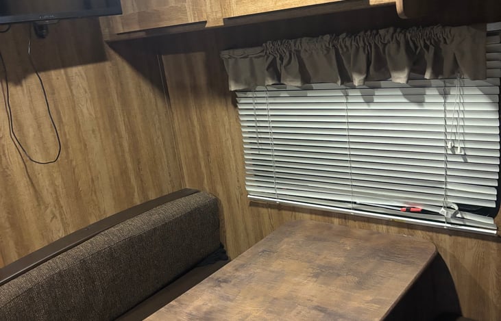 Versatile Dinette Area – This cozy kitchen table easily converts into an extra bed, perfect for kids or an additional guest. Ideal for maximizing space without sacrificing comfort!