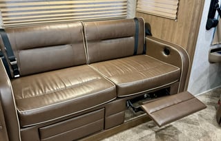 "Right Size" Class A. Sleeps 7 & Easy to Drive