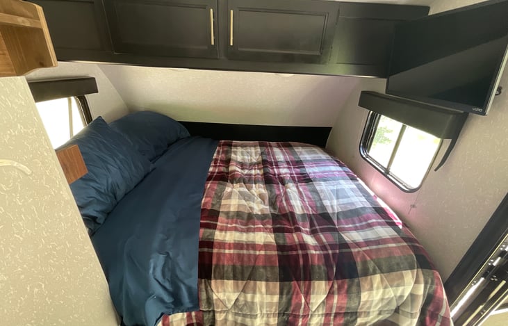 Brand new Dream Cloud Premier Queen Mattress! Medium to firm feel, rated for back and side sleepers. Very breathable with a gel cooling cover so you won’t wake up feeling hot and sore!