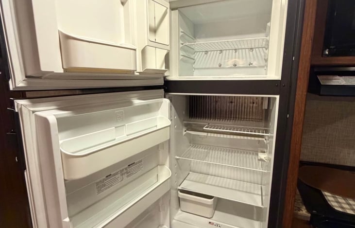 Roomy fridge and freezer