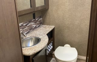 2020 Thor Freedom Elite 30FE Sleeps 8 Clean!